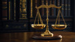 Złote wagi sprawiedliwości w świetle sali sądowej