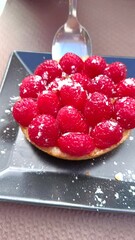 Sticker - personne en train de manger une tartelette aux framboises