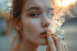 煙草を吸う女性の口元のクローズアップ。煙者の女性