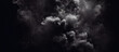 Grauer Rauch auf schwarzem, abstraktem Aquarellhintergrund