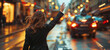 une femme vue de dos lève la main pour appeler un taxi dans une rue