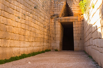 Canvas Print - Treasury of Atreus or Tomb of Agamemnon is a large tholos or beehive tomb constructed between 1300 and 1250 BCE in Mycenae, Greece