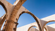 Bögen vor blauem Himmel in einer Kirchenruine in Betancuria, Fuerteventura