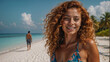 Bellissima ragazza dai capelli rossi, lunghi e ricci in bikini sorride sulla spiaggia di un isola tropicale in una giornata di sole durante una vacanza