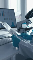 Aufkleber - In this video, a microbiologist analyzes blood samples in the laboratory using modern instruments and equipment. His experience and skills ensure the accuracy and reliability of the research results.