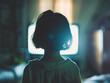 addiction : Jeune enfant seule devant un écran de télévision allumé 