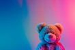 Einsamer Teddybär: Neutrales Stofftier auf weißem Hintergrund