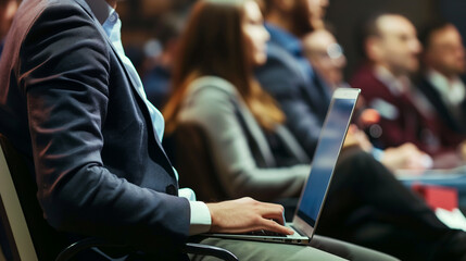 Imagem de close-up de mãos de empresários digitando no teclado do laptop.