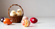 Wielkanoc, dwa kurczaczki w koszyku wiklinowym w otoczeniu pisanek, urocze pisklęta