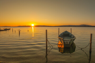 Wall Mural - Barques de pêcheur au coucher de soleil sur l'Etang de l'Arnel à Villeneuve-lès-Maguelone, près de La Camargue, Sud de la France.	