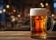 Une grosse pinte de bière avec de la mousse posée sur le comptoir d'un bar en bois dans une ambiance nocturne et festive
