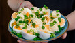 Jaja gotowane na twardo podawane z majonezem i szczypiorkiem