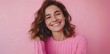 Hübsche junge Frau lächelt, Frau in pinkem Pullover vor einem pinken Hintergrund