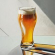 Ein Bierglas mit Bier und Schaum