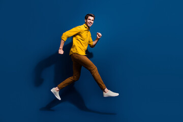 Aufkleber - Full length photo of nice young male jumping run black friday promo wear trendy yellow garment isolated on dark blue color background