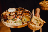 Fototapeta Paryż - Le thali, plat traditionnel indien servi pour le mariage