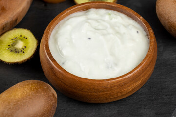 making creamy yogurt with kiwi fruit