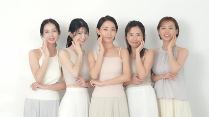 Poster - ナチュラルカラーの衣装を着たミドル女性グループの美容イメージ　スキンケア　コスメ