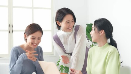 Poster - 会議する女性グループ