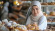 Mujer con hiyab trabajando en una pastelería 