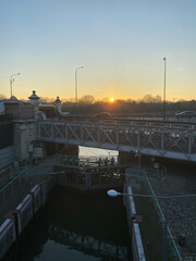 Poster - Coucher de soleil sur l'écluse du port de l'Arsenal à Paris