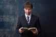© Alexandre - homem de negócios vestido para o comércio segurando a biblia, conceito de fé religião nos negócios