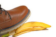 Mit einem Schuh auf eine Bananenschale treten