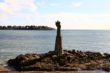 Wall Mural - The tip of Kerpenhir is a peninsula, located in the town of Locmariaquer which marks the entrance of the Gulf of Morbihan