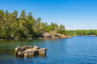 Ostseeküste mit Bäumen und Felsen auf der Insel Uvö in Schweden
