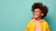 Kind lachend mit guter Laune und positiver Ausstrahlung vor farbigem Hintergrund in 16:9
