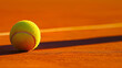 balle de tennis sur un court en terre battue près d'une ligne blanche