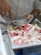 maestro heladero elaborando un helado artesanal de Stracciatella con fresa