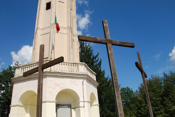 Canvas Print - Il Faro Voltiano sulle pendici sopra Brunate in provincia di Como, Lombardia, Italia.