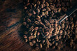 Granos de café sobre madera