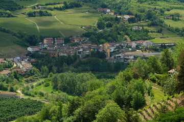 Wall Mural - L'abitato di Cossano Belbo in provincia di Cuneo, Piemonte, Italia.