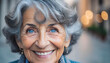 ritratto donna anziana con occhi azzurri pelle rugosa 