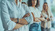 © Fotosphaere - Drei starke Businessfrauen im Büro: Empowerment und Frauenpower im Geschäftsleben.