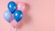 Blaue und rosafarbene Luftballone vor rosa Hintergrund 