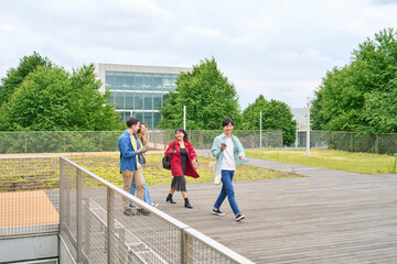 Poster - キャンパスを歩く多国籍の学生グループ
