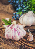 Fototapeta Miasto - A head of garlic in a rustic arrangement