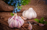 Fototapeta Londyn - A head of garlic in a rustic arrangement