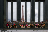 Fototapeta Las - La Tour Eiffel et les cadenas à coeur de Paris