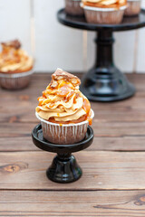 Wall Mural - Peanut butter cupcakes with salted caramel, toffee and chocolate bites