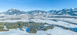Panoramablick über das Illertal im Allgäu nahe Sonthofen an einem sonnigen, kalten Wintertag