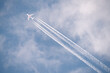 Flugzeug mit Roter Markierung am Boden mit vier Triebwerken wird leicht von Wolken verdeckt. 1