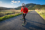 Fototapeta Góry - un skieur de profil sur des ski-roues en été sur une route