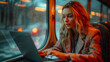 Salarié en télétravail dans les transports en commun : jeune consultante travaillant sur son ordinateur portable dans le train