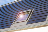Fototapeta Tulipany - Dachfenster an einem Einfamilienhaus mit Solardachziegeln. Solarziegeln sind eine schöne und hochwertige Alternative zu gängigen Photovoltaikanlagen
