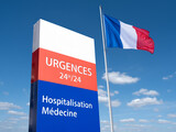 Fototapeta Las - Un panneau de signalisation d'urgences médicales 24 heures sur 24 avec un drapeau français