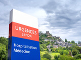 Fototapeta Las - Un panneau de signalisation d'urgences médicales 24 heures sur 24 en zone rurale